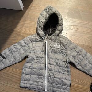 North face infant grey thin puffer jacket. Size 12-18m. Like new.